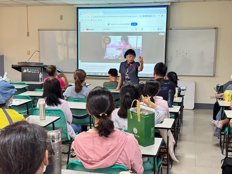台灣母語教育文化工作室創辦人張嘉讌老師(站立者)課堂授課。