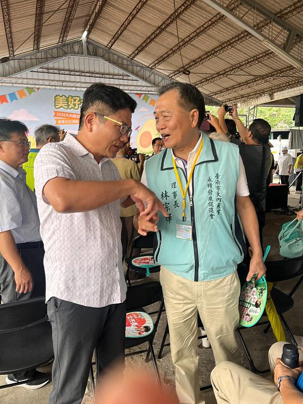 深耕型USR計畫主持人楊泰和學務長（左）與臺南市大內產業永續發展促進會理事長林宗輝（右）進行交流。