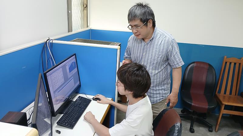 蘇泰宇與指導教授林孝忠（右）討論研究內容。