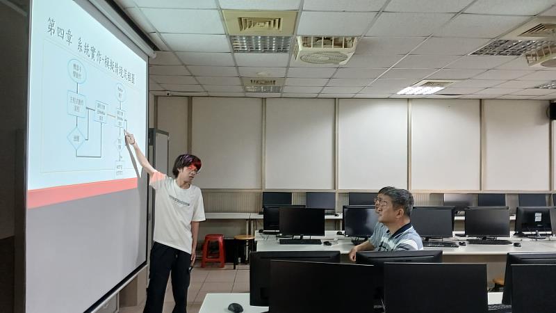 蘇泰宇向指導教授報告研究進度。