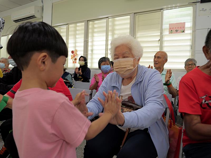 活動尾聲，咪咪幼兒園小朋友主動與阿公阿嬤擊掌道別，在歡笑中為老幼共融活動留下溫馨回憶。