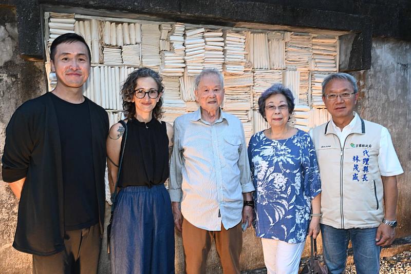 縣長、黃春明賢伉儷與策展人王騰崇及義大利籍藝術家Elena合影。