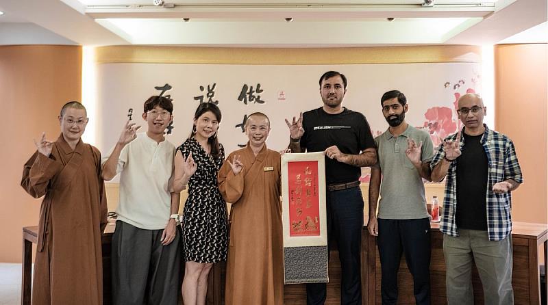 二、雲科大與佛陀紀念館進行紀念品互贈儀式,展現雙方友好交流與合作情誼。