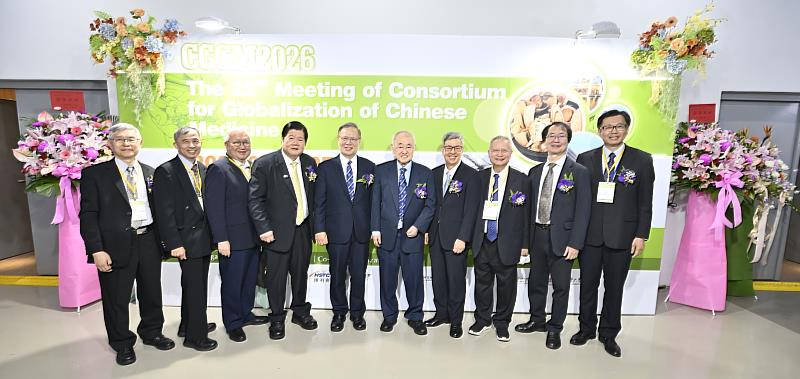 中央研究院陳建仁院長與本校江安世校長、洪明奇院士、林昭庚院士等貴賓合影。