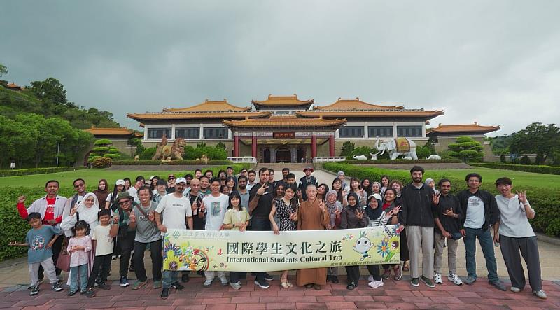 一、國際師生與佛陀紀念館合影,為10國師生文化交流之旅留下珍貴紀念。