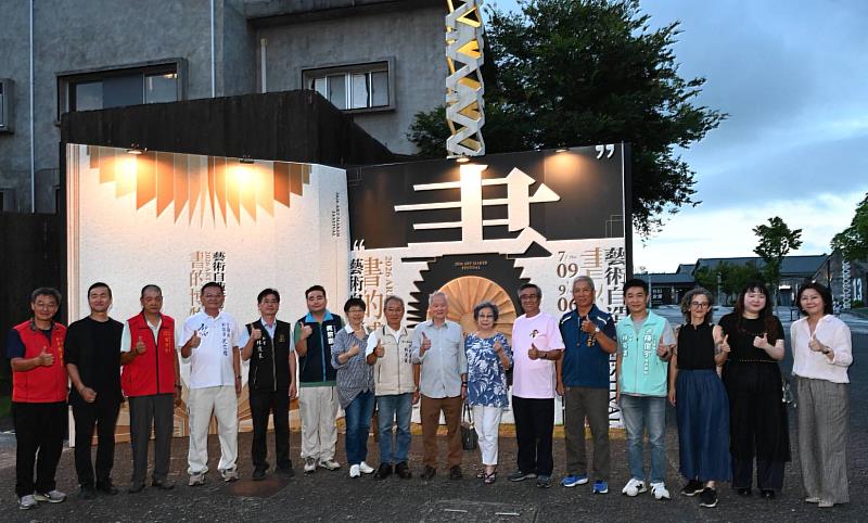 縣長、黃春明賢伉儷與出席貴賓大合影。