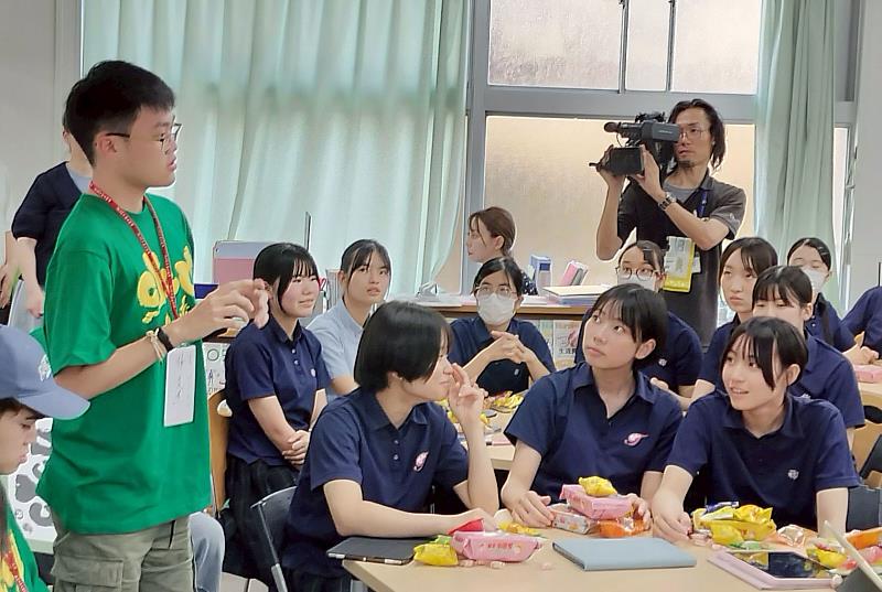 應日系學生與玉名女子高校學生交流。
