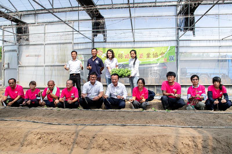 嘉義縣第9屆「一季園主」開訓，翁章梁攜手6位園主種下瓜苗。