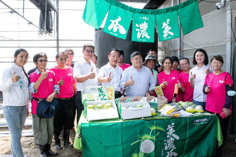 嘉義縣第9屆「一季園主」開訓,翁章梁攜手6位園主種下瓜苗。