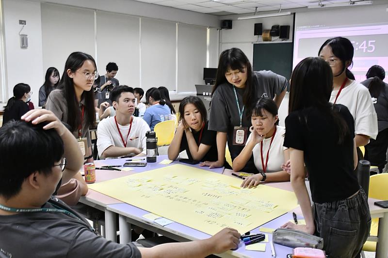 南大行管系以世界咖啡館引導多元對話,鼓勵學員從不同立場思考公共政策,理解治理中的價值權衡。