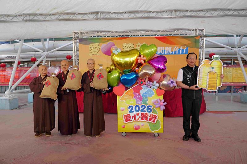 常存法師、性月法師、妙慧法師、陳寶民局長共同站在愛心推車旁,為捐贈儀式揭開序幕。(靈鷲山佛教教團提供)