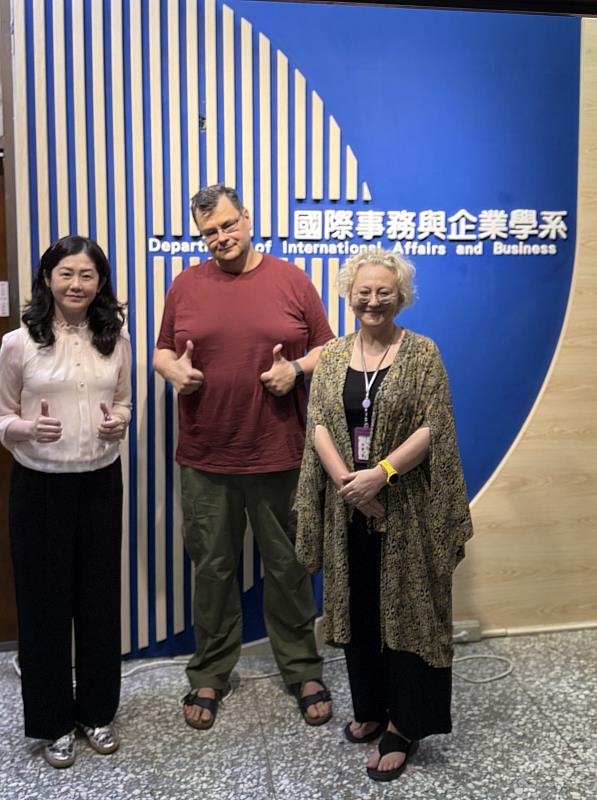 南華大學社會科學院院長張心怡歡迎波蘭卡托維茲西里西亞大學新聞與媒體傳播研究所副教授 Dr. Robert Rajczyk(中)蒞校進行訪問研究。