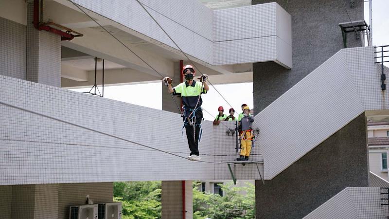 學員們在消防教育訓練基地學習火災搶救、人命搜救、繩索救助等技能。