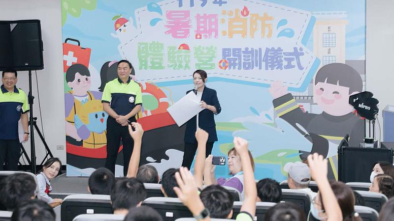 高虹安市長與學員們進行有獎徵答。