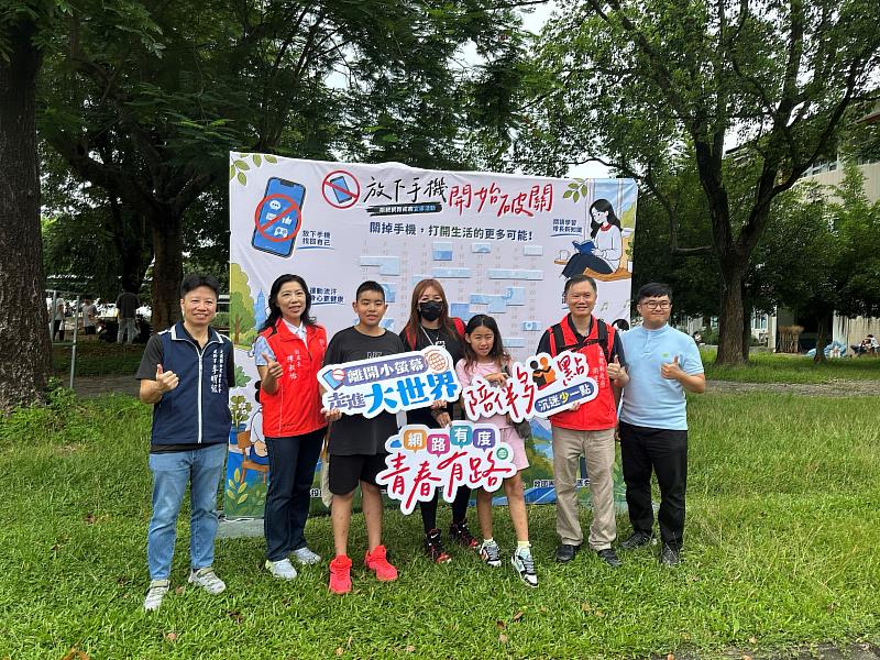貴賓與民眾合照。