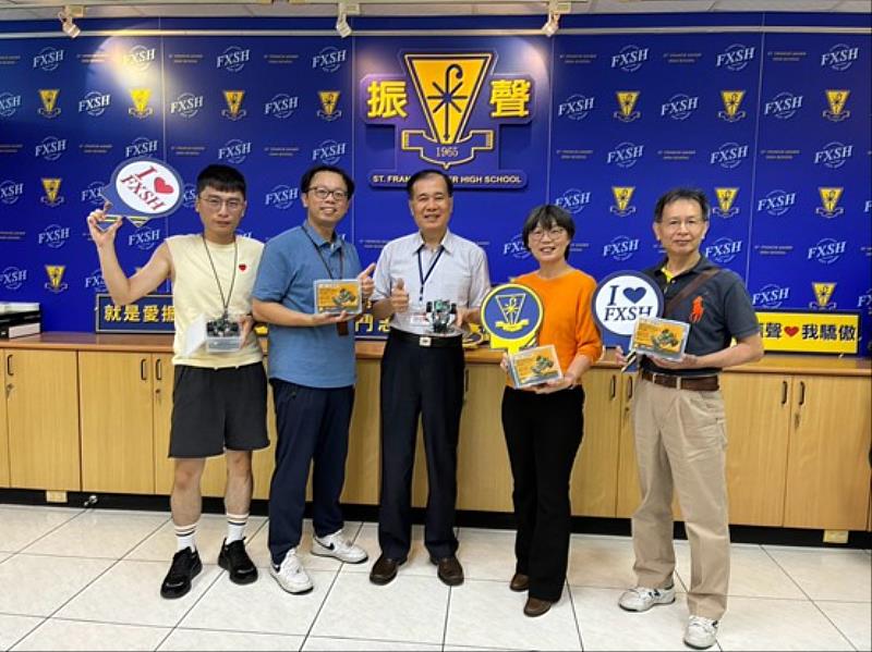北商大數媒系主任胡秀玲(右2)與芒果磚機器人設計者羅治民副教授(右1),捐贈10台機器人予桃園振聲高中,由宋慶瑋校長(中)代表接受,期望透過大手攜小手合作模式,持續擴大科技教育的影響力。