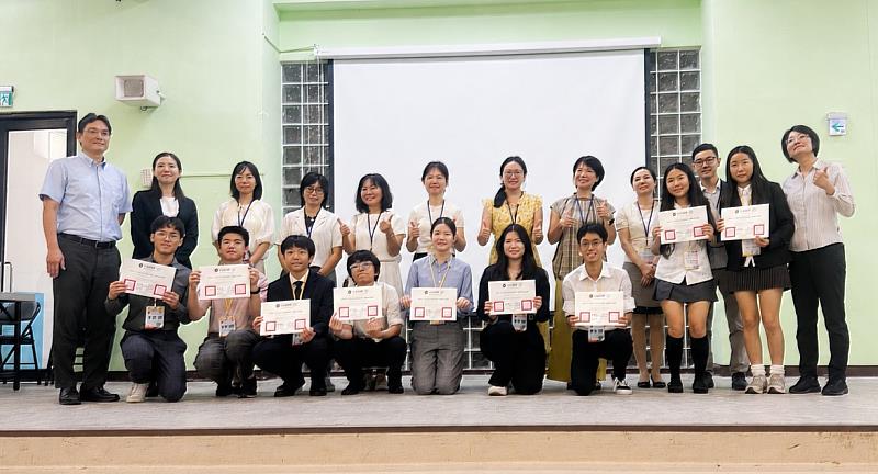 外交小尖兵獲選代表頒獎,康橋高中分別由沈琮達(左3)、張莉立(左5)、楊淮茵(右2)代表臺灣出訪。
