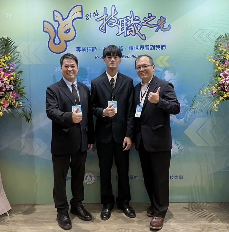 中信科大機械工程系學生劉和南(中)榮獲「證照達人」殊榮,以優異證照成果展現技職教育學習成效,與中信科大校長鄭欽哲(左)、指導老師李晉陞(右)合照。(圖/中信科大提供)