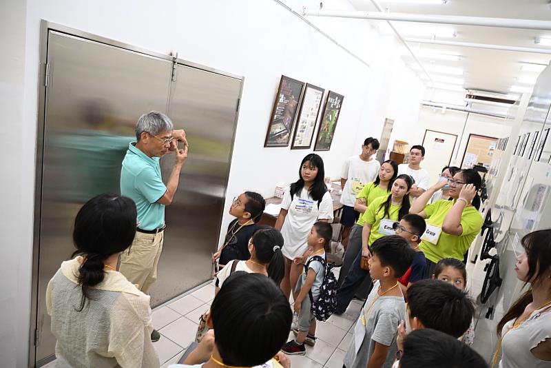 興大昆蟲系攜手苗栗新開國小舉辦「雕蟲小技」暑期科普營。