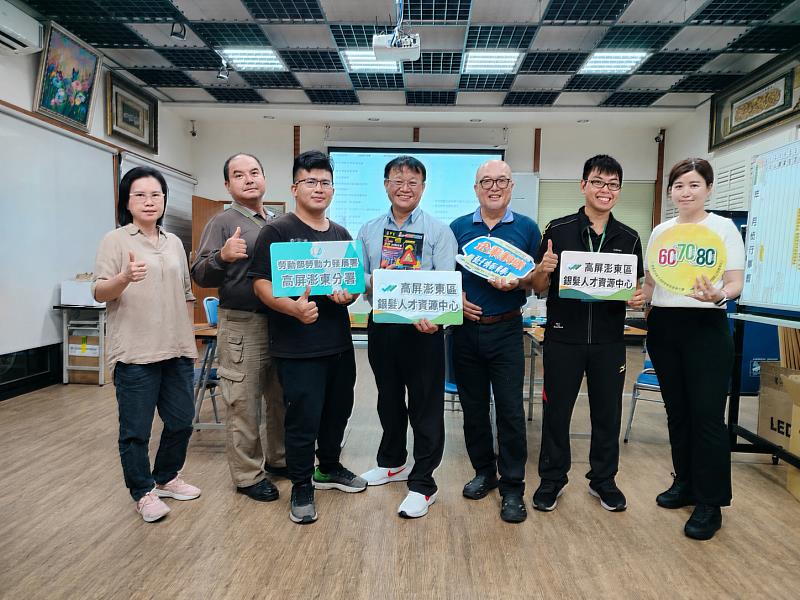 在高屏澎東區銀髮人才資源中心輔導員（右2）的協助下，黃銘晴（右3）化身為企業教練，深入公司現場提供跨世代溝通解方，化解隔閡、促進團隊共融。