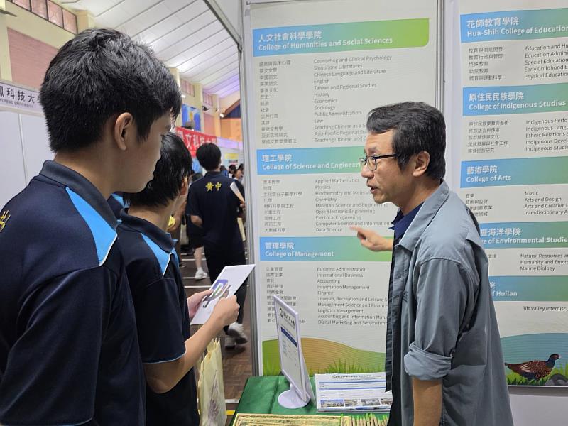 許育誠教授向學生介紹就讀東華優勢。