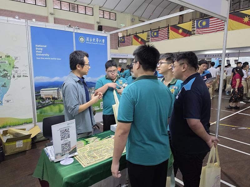 許育誠教授向同學講解東華各科系。