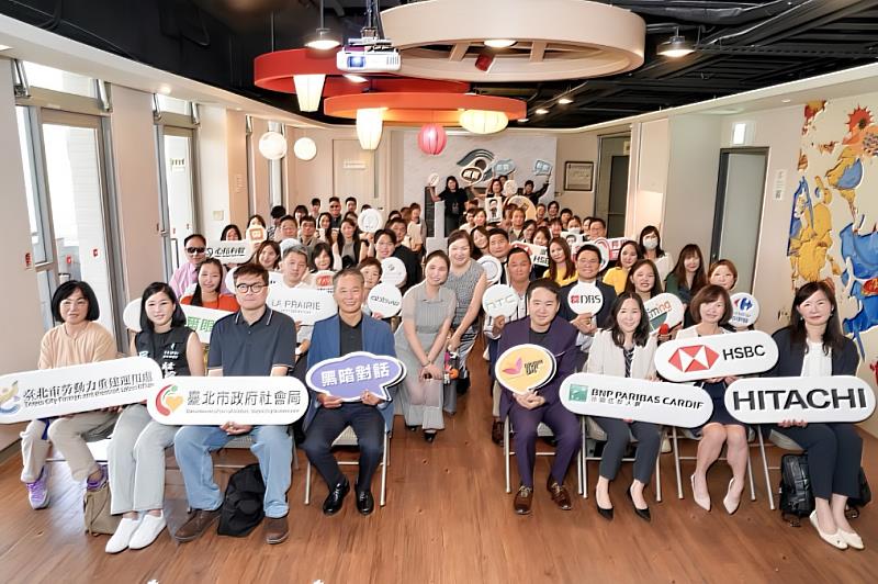 文化大學結合各領域企業與近30萬名校友網絡,為學生搭建多元職涯發展平台。