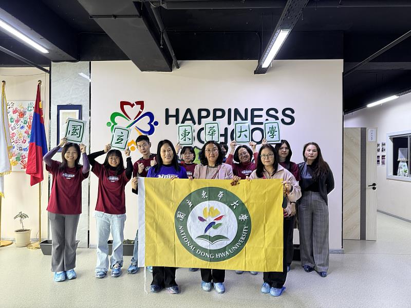 與Happiness School校長及協助教師合影。