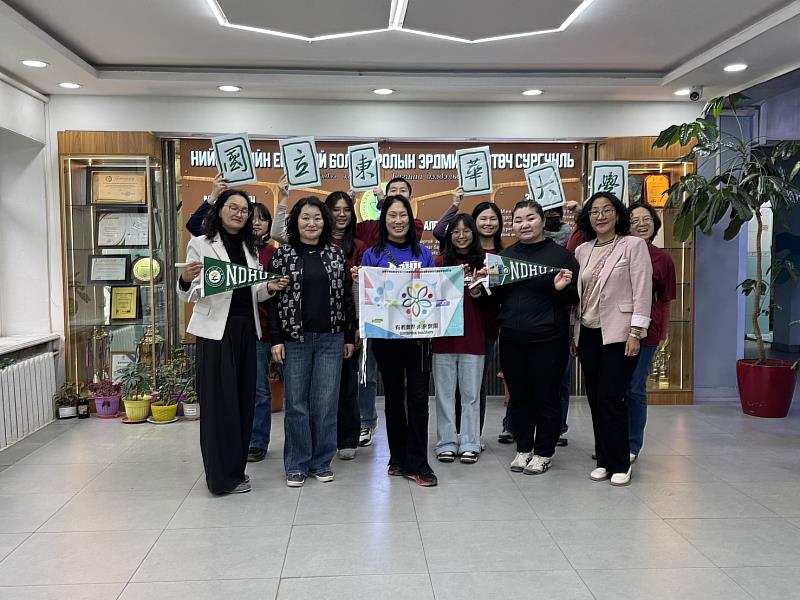 與Public School 58 協助教師合影。