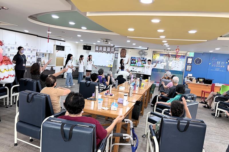 亞大職治系學生帶領長輩進行活力操，強健肌力。