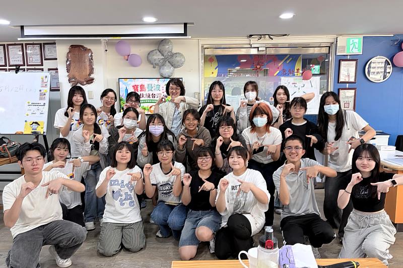 參與計畫的學生合影，在服務中培養臨床應變、團隊合作與溝通能力。