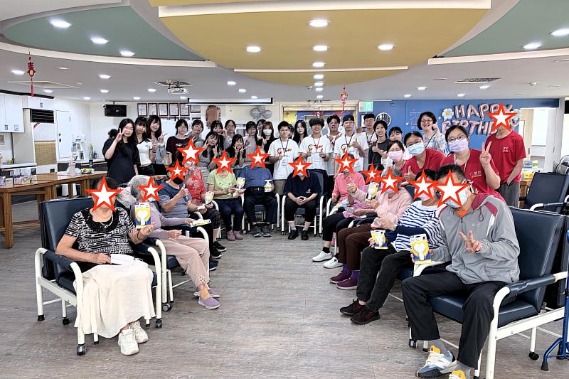 「樂齡列車」圓滿發車！師生與長照機構成員大合照，共創跨世代回憶。