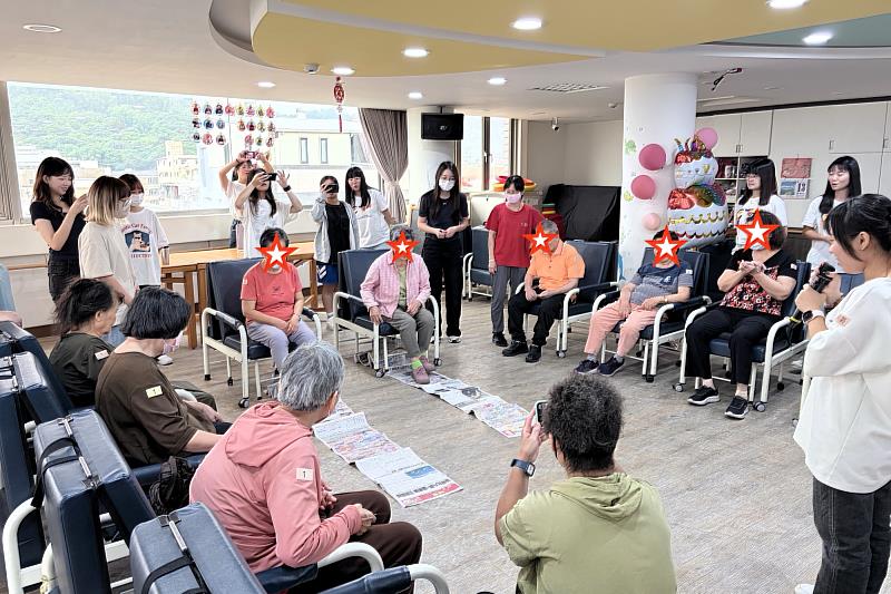 學生運用報紙設計趣味遊戲，訓練長者手眼協調與反應力。