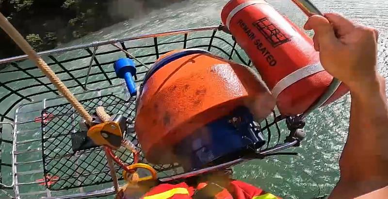 強化萬里溪堰塞湖防災監測，新增側岸式水位計與雨量監測設備。