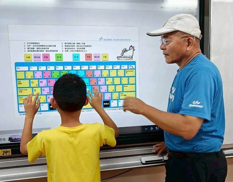 「南投縣科丁協會」提案進行「培育學童程式語言計畫」,許孩子一個雲端的未來。