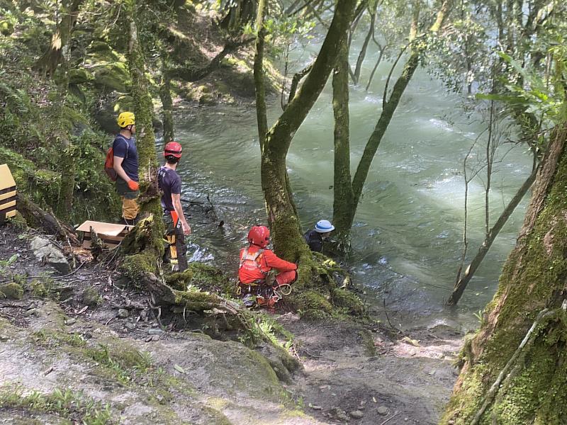 強化萬里溪堰塞湖防災監測，新增側岸式水位計與雨量監測設備。