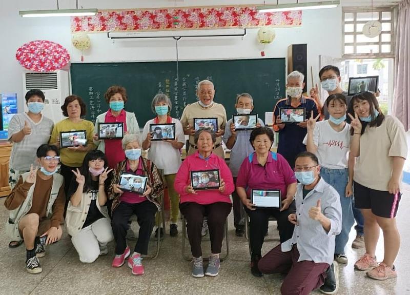屏東內埔黎明社區教導長輩善用數位工具拉近與孫子女的距離。