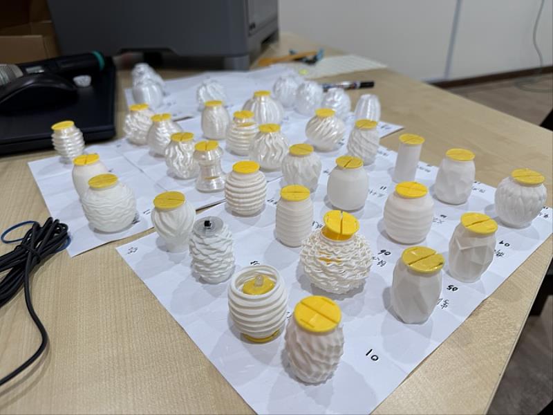 高二學生3D列印燈具作品展示。
