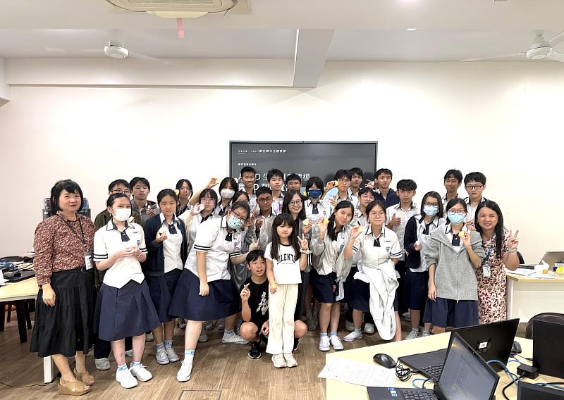 高一美術設計班全體合照。