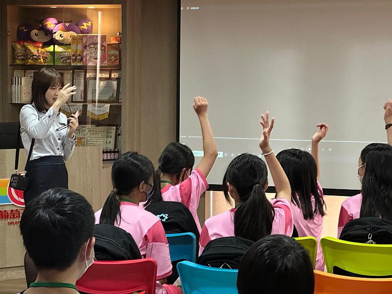 平鎮國中學生參訪葡萄王觀光工廠(健康活力能量館),於導覽環節踴躍舉手搶答,現場互動十分熱烈。