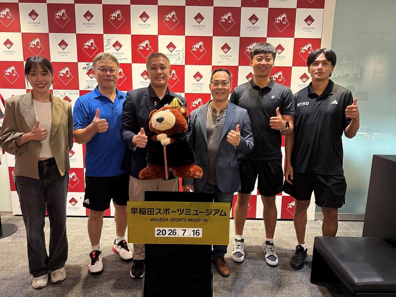 參訪早稻田運動博物館史料展品,並於吉祥物「早稻田熊」前合影。