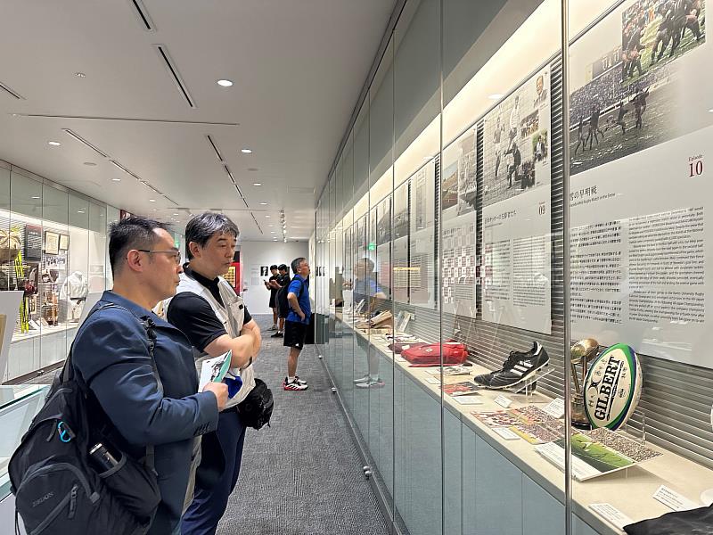 參訪早稻田運動博物館史料展品,並於吉祥物「早稻田熊」前合影。
