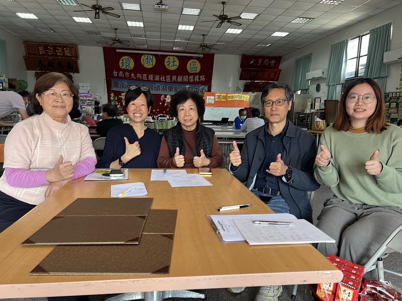 崑大「南鄉農語」USR團隊與大內區環湖社區發展協會理事長黃美珠(左3)簽署MOU。