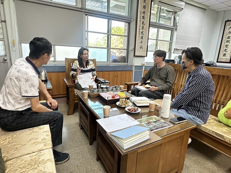 崑大「南鄉農語」USR團隊與大內國小團隊討論課綱規劃。