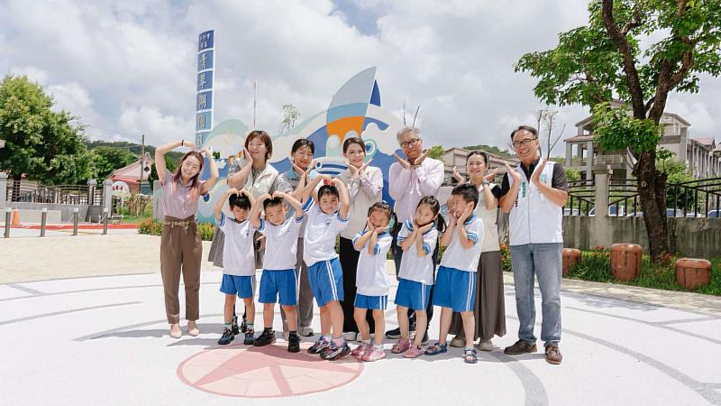 青草湖國小通學步道完工市長高虹安視察與貴賓及學生合影。
