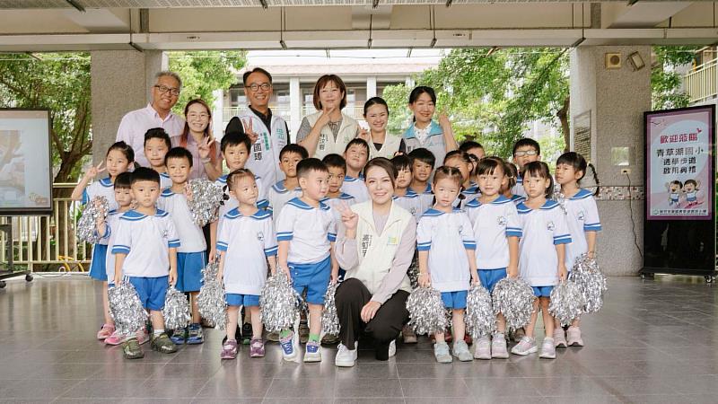 青草湖國小通學步道完工市長高虹安視察與貴賓及學生合影。