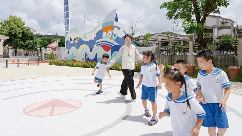 市長高虹安與學童一同走在全新步道。