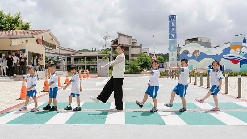 市長高虹安與學童一同走在全新步道。