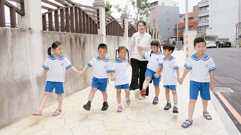 市長高虹安與學童一同走在全新步道。