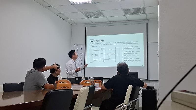 黃建霖於口試現場發表論文研究。